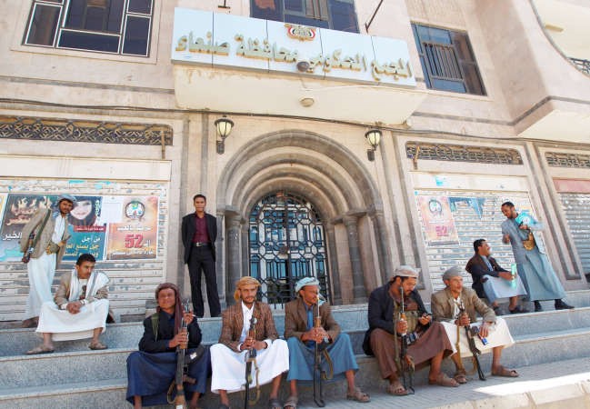 مسلحون حوثيون امام مقر محافظة صنعاء امس افپ