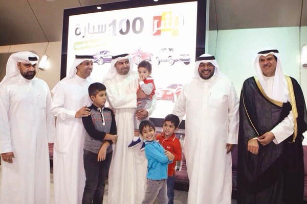 وزير الاعلام والشباب الشيخ سلمان الحمود ورئيس الهيئة الشيخ احمد المنصور خلال استقبال وفد القادسية