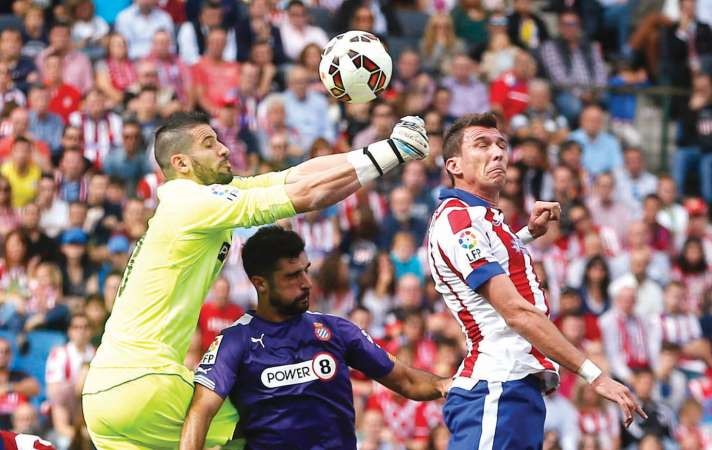صراع ثلاثي على الكرة بين لاعب اتلتيكو ماريو ماندزوكيتش ولاعبي اسبانيول فرانسيسكو كاسيلا والفارو غونزاليس رويترز