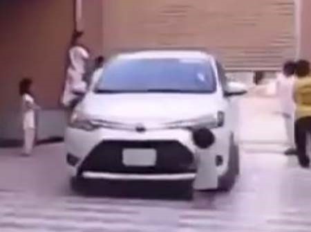 بالفيديو.. سيارة تدهس طفلة سعودية داخل باحة منزل أسرتها