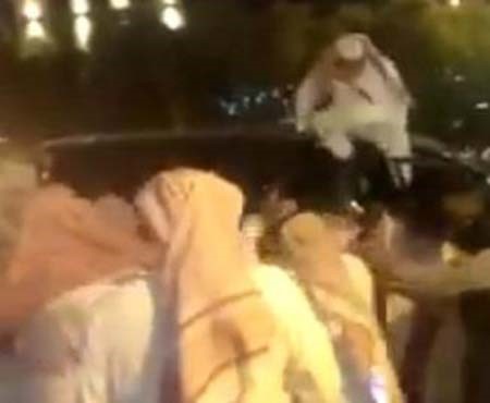 بالفيديو.. سعوديون يوسعون ضرباً "مبتز" هدد فتاة داخل "مول" بالرياض.. وصرخات النساء تتعالى