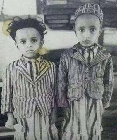 نشطاء يمنيُّون ينشرون صورة طفلين قالوا إنهما "عبدالله صالح وعلي محسن الأحمر"