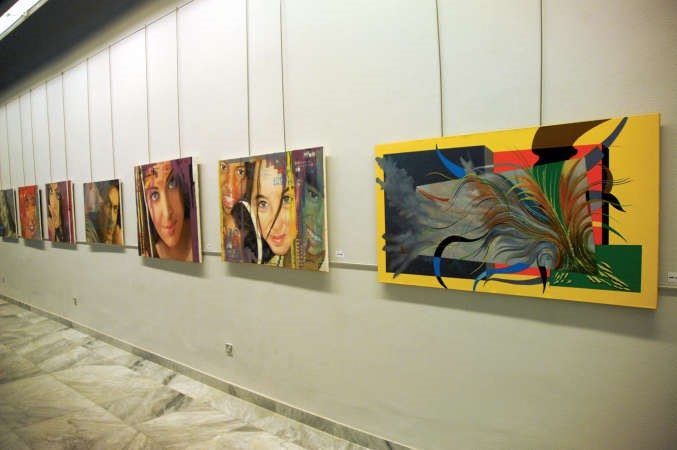 جانب من اللوحات المشاركة في المعرض ﻿
