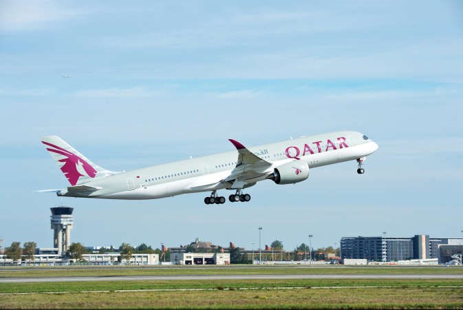 اول طائرة تابعة للخطوط الجوية القطرية من طراز ايرباص A350 XWB اثناء اقلاعها من تولوز في رحلتها الافتتاحية 