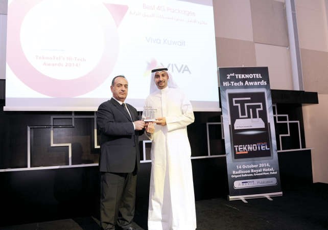 ايمن المطيري مدير اول اتصالات الشركات يتسلم الجائزة﻿