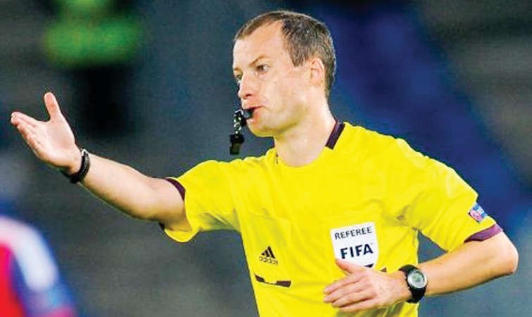 كولوم حكماً لبرشلونة وأياكس