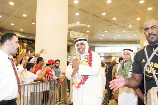 الشيخ خالد الفهد مقلدا بالورود بعد وصوله من دبي اسامة ابوعطية