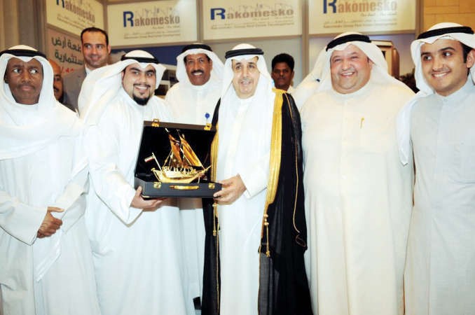 ناصر الراشد مكرما عبدالعزيز الخالدي خلال المعرض 
