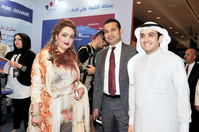 من اليسار الشيخة فاطمة الصباح ومحمود عفيفي وبدر الدبوس 