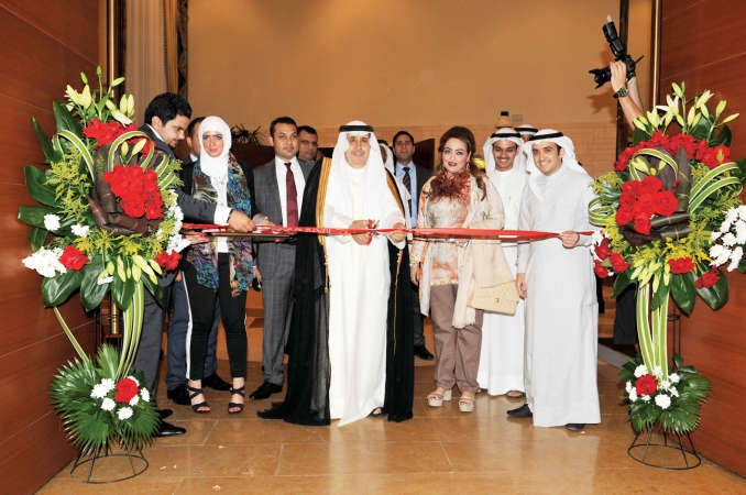 عبدالعزيز الخالدي والشيخة فاطمة الصباح وبدر الدبوس ومحمود عفيفي وقتيبة الدبوس يقصون شريط الافتتاح قاسم باشا