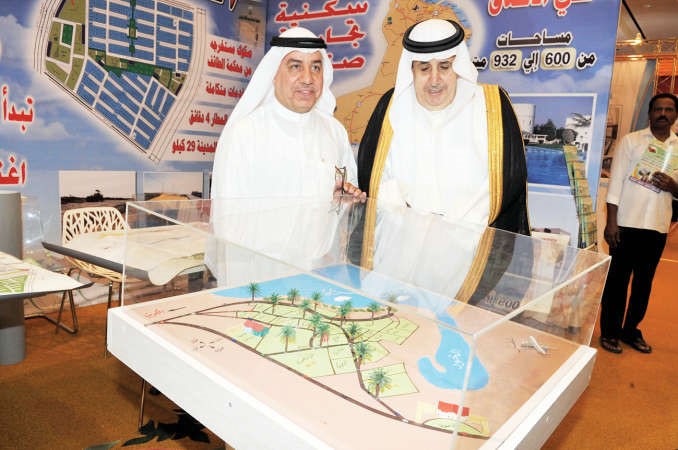 الخالدي يطلع على احد المشاريع الخليجية
