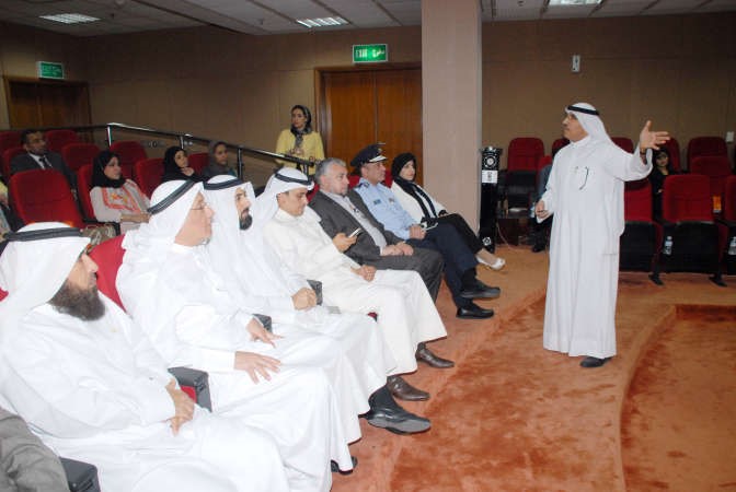 معبدالكريم الزيد متحدثا خلال ورشة العمل 