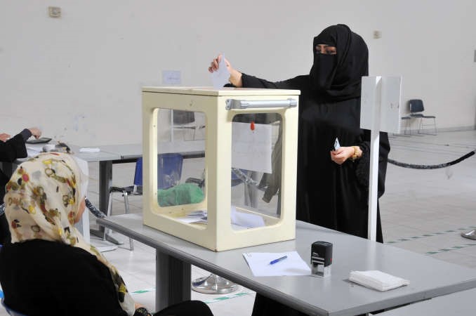 طالبة تدلي بصوتها﻿