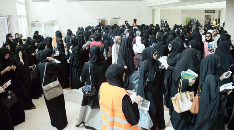 حرص من الطالبات على المشاركة ﻿