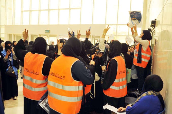 انصار قائمة المستقبل الطلابي يشيرون بعلامة النصر﻿