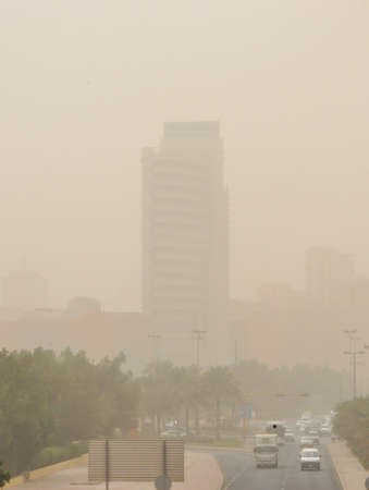 الغبار يكاد يخفي معالم العاصمة 	احمد علي﻿
