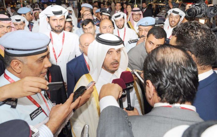 رئيس مجلس الوزراء ووزير الداخلية القطري الشيخ عبدالله ال ثاني متحدثا للصحافيين﻿