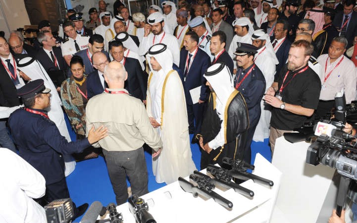 رئيس مجلس الوزراء وزير الداخلية القطري الشيخ عبدالله ال ثاني خلال تفقد المعرض ﻿