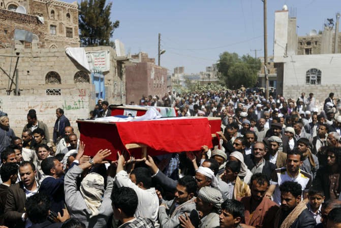 حوثيون خلال تشييع جثمان احد مسلحيهم بالعاصمة صنعاء امس	رويترز ﻿