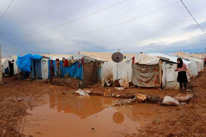 نازحون سوريون في مخيم شمارين شمال حلب قرب الحدود التركية						رويترز﻿
