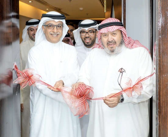 الشيخ سلمان بن ابراهيم وفيصل القناعي يقصان الشريط