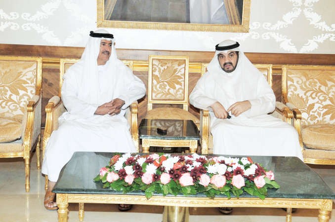  الشيخ سلطانبن حمدانال نهيان مع عبيد العنزي في القاعة الاميرية قاسم باشا