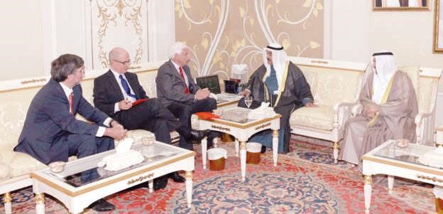 سمو الشيخ ناصر المحمد خلال استقباله د جان دومينيك فاساللي ود بيير ويللا﻿