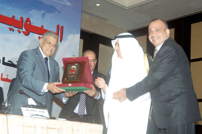 مابراهيم محلب مكرما رئيس اتحاد الصحافيين العرب الزميل احمد بهبهاني﻿