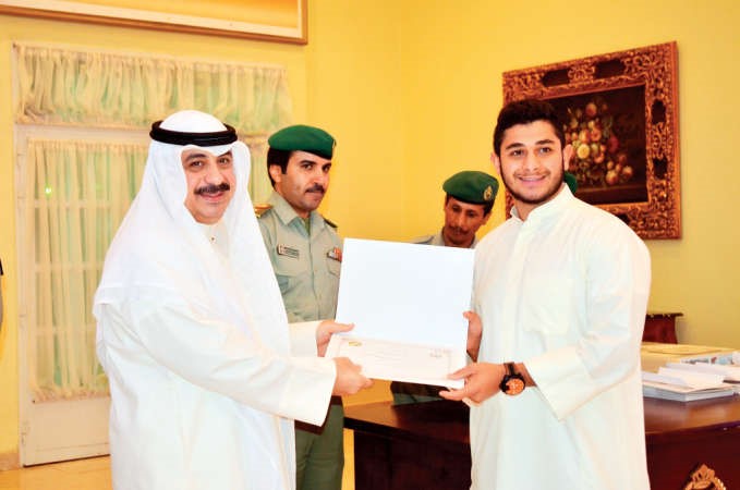 اللواء ركن م هاشم الرفاعي يكرم احد الخريجين 