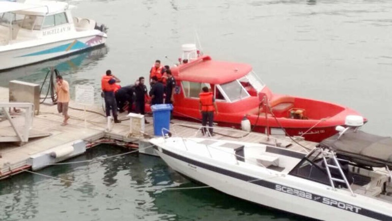 رجال الانقاذ البحري خلال تعاملهم مع الحادث