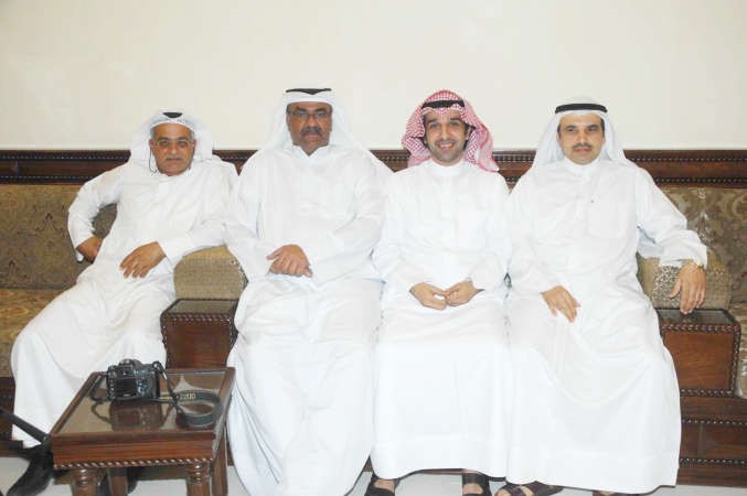 اداريو التطبيقي خلال اجتماعهم للاعلان عن تنظيم الاضراب اليوم 	هاني عبدالله﻿
