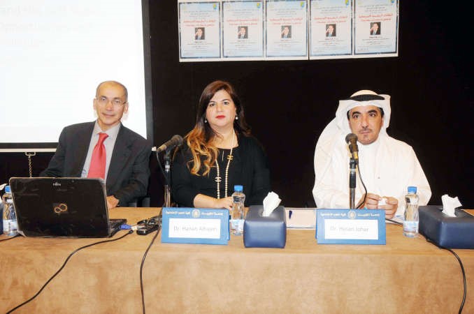 د حسن جوهر ودحنان الهاجري ودجودت بهجت خلال المحاضرة 	محمد خلوصي﻿