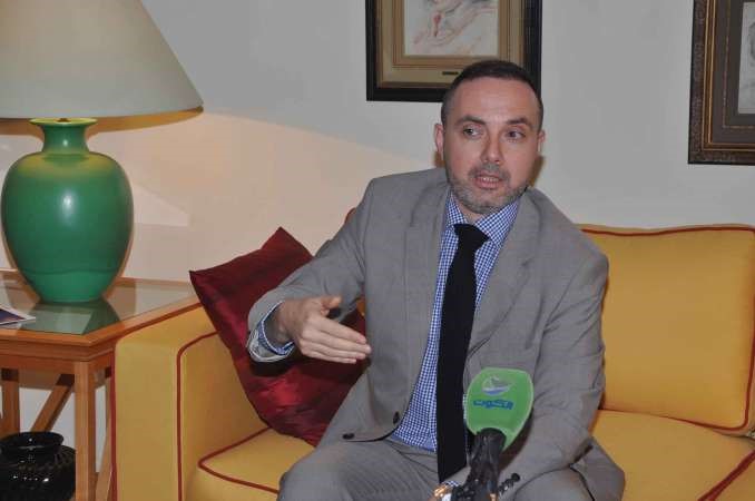 السفير الفرنسي كريستيان نخلة متحدثا خلال المؤتمر الصحافي ﻿