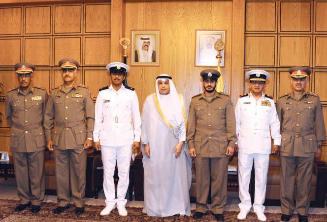 الشيخ خالد الجراح متوسطا الضابطين المرقين ﻿