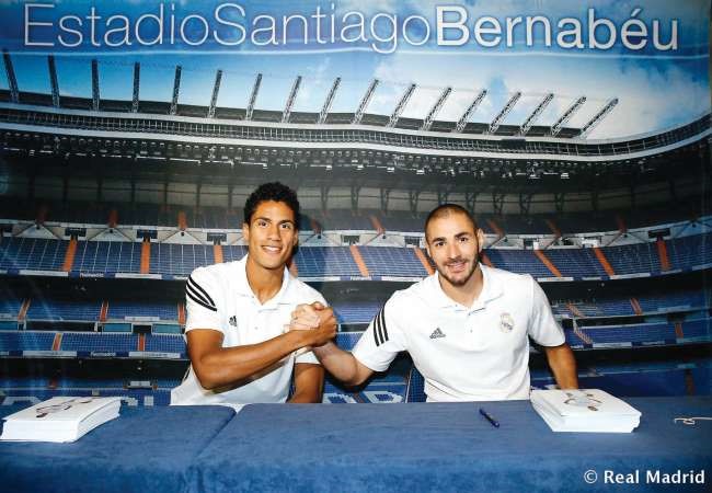 نجما ريال مدريد كريم بنزيمة ورافايل فاران