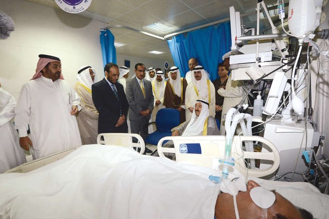 صاحب السمو الامير الشيخ صباح الاحمد خلال زيارته لفيصل الدويش في مستشفى الفروانية ﻿