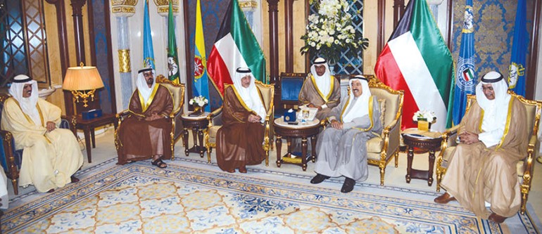 صاحب السمو الامير الشيخ صباح الاحمد مستقبلا وزراء التربية والتعليم الخليجيين بحضور د عبدالمحسن المدعج﻿