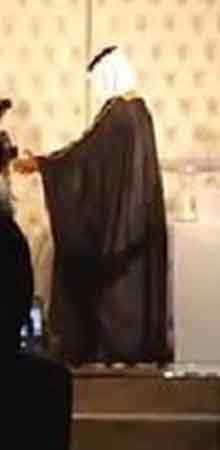 فيديو لعريس كويتي يغني لعروسه بليلة زواجه ويبهر المعازيم.. ويحقق اكثر من مليون مشاهدة بـ 48 ساعة
