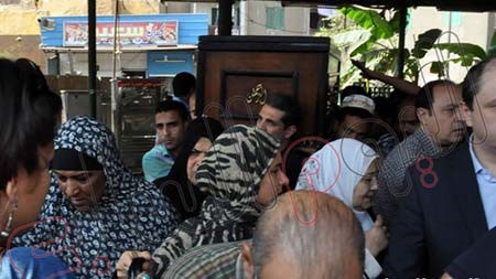 بالصور.. نيللي كريم بالحجاب وبدون مكياج في جنازة والدة كاملة أبو ذكري