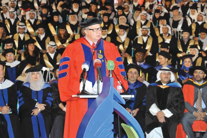 رئيس جامعة الخليج ددونالد بيتس ﻿