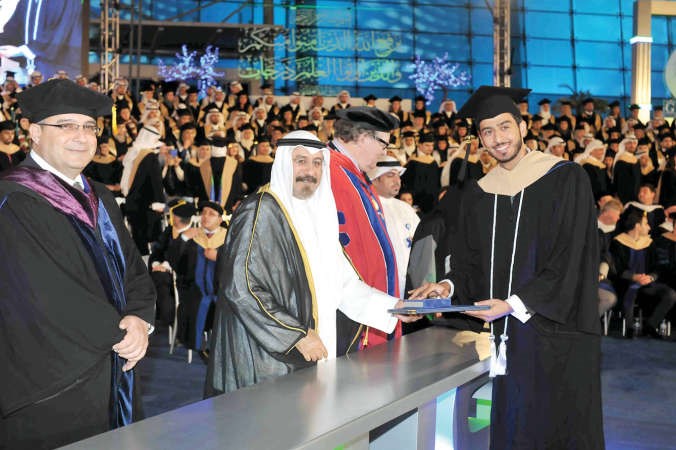 خريج يتسلم شهادته﻿