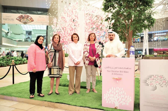 لجنة حياة لسرطان الثدي مع احد المتبرعين عند شجرة الامل﻿