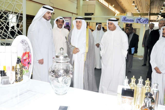 الخالدي متحدثا مع مسؤولي احدى الشركات المشاركة ﻿