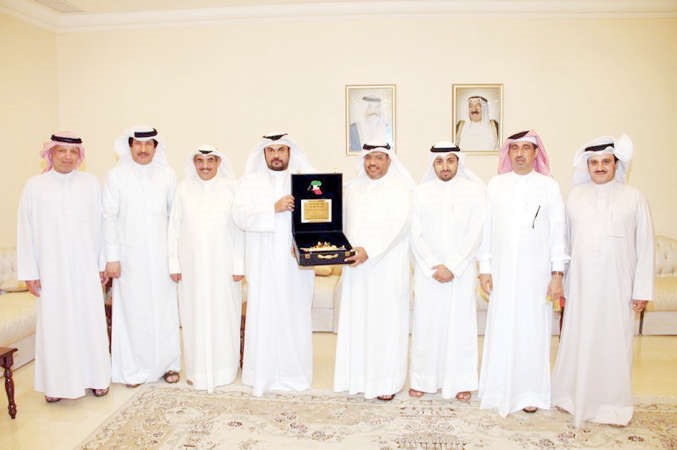 سيار العنزي يقدم درعا للشيخ صباح فهد الناصر