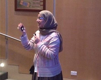 دامينة الانصاري خلال المحاضرة﻿