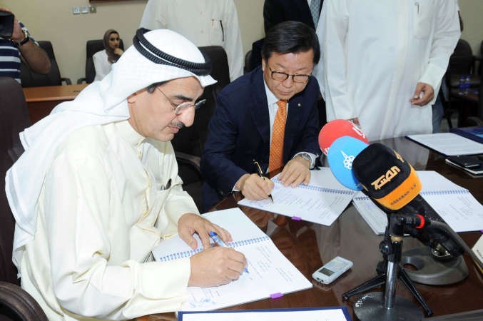 م عبدالعزيز الابراهيم يوقع العقد مع ممثل الشركة الكورية﻿