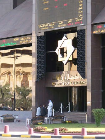 البورصة تتحضر لمرحلة جديدة من الاكتتابات العامة مع موافقة الهيئة العامة للاستثمار امس على بيع مساهماتها في الشركات المدرجة على ان تبداها مع الكويتية للاستثمار﻿