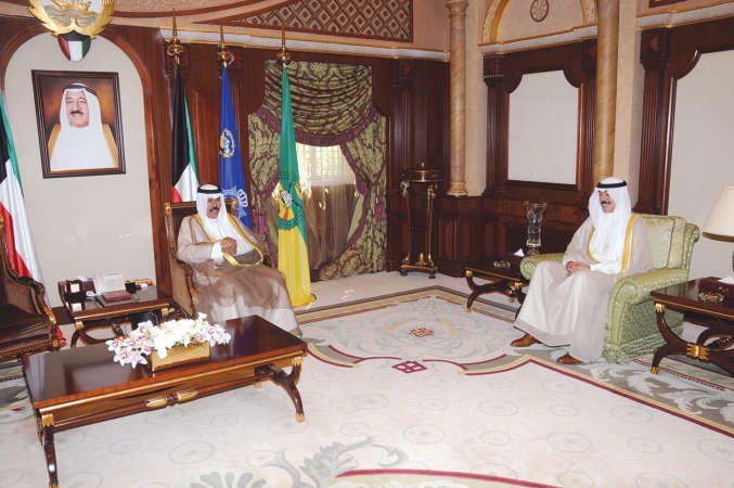 سمو ولي العهد الشيخ نواف الاحمد خلال استقباله الشيخ محمد الخالد 