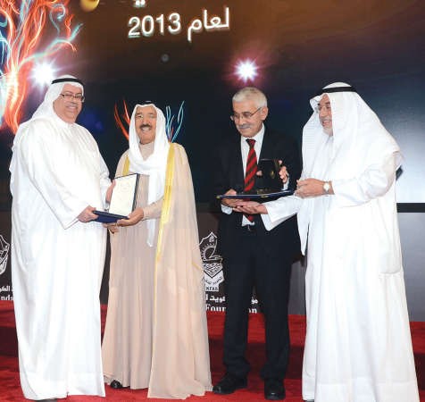 صاحب السمو الامير يكرم احد الفائزين 