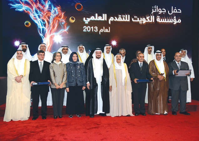 صاحب السمو الامير الشيخ صباح الاحمد متوسطا الفائزين بجوائز مؤسسة التقدم العلمي للعام 2013 بحضور د عبدالمحسن المدعج والشيخة حصة الصباح ود فايزة الخرافي